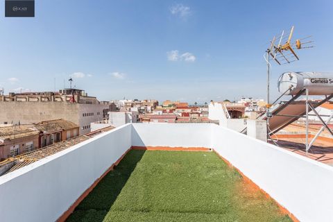 MAGNIFICENT HOUSE DIVIDED INTO TWO INDEPENDENT HOUSES IN THE CENTER OF SOLLANA This MAGNIFICENT HOUSE has a CONSTRUCTED AREA of 254 m2 and LARGE TERRACES, currently DIVIDED INTO TWO INDEPENDENT HOMES, with an ENVIABLE LOCATION in the CENTER OF SOLLAN...