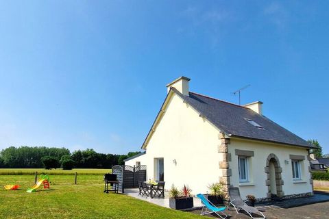 Modern holiday home situated at the entrance of the small village, just a few minutes from the spectacular Cap Frehel. There is plenty of space for the whole family on 120 square meters of living space. The modern kitchen equipment and the spacious b...