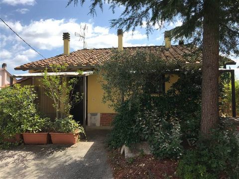 PACIANO (PG): On the hills around Lake Trasimeno, 4 minutes from the centre, small villa of 70 sqm on one level comprising: living room, kitchen with oven and fireplace, double bedroom, small bedroom and two bathrooms. The property includes veranda a...