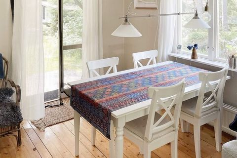 Welcome to a cozy house on a leafy and spacious plot on Vindö/Djurö in Stockholm's beautiful archipelago. The property has two houses, a larger one and an annex, of which the larger one has two bedrooms. One room has a bunk bed with 80 cm wide beds a...