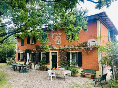 Monte San Pietro - Golf Club Bologna Detached Villa - To Renovate - Two Floors - Divisible - Garden In the residential complex located inside the Monte San Pietro Golf Club, in an exclusive park surrounded by silence, an independent villa of approxim...