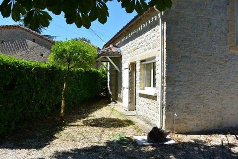 Single storey house of 85 m2 living space in stone recently renovated. 2 bedrooms of 10 m2, living dining room of 22 and 18 m2 New aluminum joinery with solar shutters. Parquet wood chène. Rest work such as paintings, cooking, sanitation. Land of abo...
