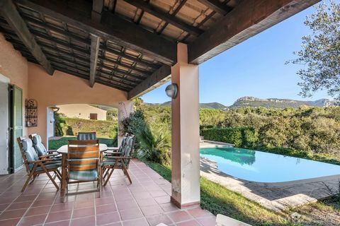 Situated in a residential area in the immediate vicinity of the village of Saint-Paul-de-Vence, in a quiet, dominant position, this mostly single-storey property offers superb potential. Boasting 5 en-suite bedrooms and spacious reception areas, cath...