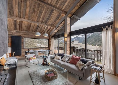 A stylish modern duplex apartment with a total of 240m2 of living area right in the heart of Chatel. This superb duplex is in a charming condominium of only two chalet-style apartments, it was completely renovated in 2019 and provides the perfect ble...