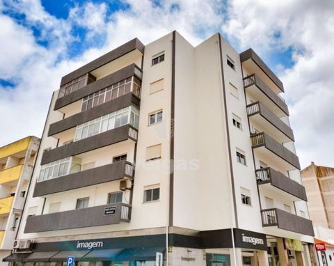 3-Bedroom Apartment transformed into 2-Bedroom located in the center of Peniche in good general condition. Located on the 2nd floor, in a building with elevator, with great sun exposure (East and West) and unobstructed views. Composed of 2 bedrooms w...