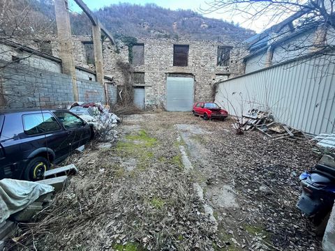 In the commune of St Dalmas de Tende, rare on the market of the Roya valley, Hangar with three distinct entrances, with a total area of 700m2 ideal for business or professional project. Information on the risks to which this property is exposed is av...