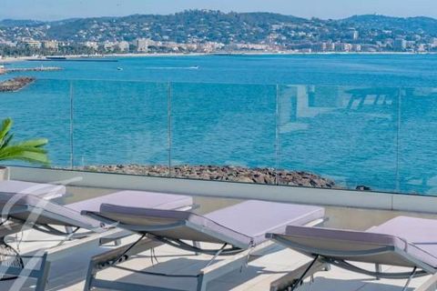 This gorgeous 6-room duplex penthouse apartment is located in a luxury residence in Mandelieu, 10 min away from La Croisette and will seduce you with its panoramic view over the Bay of Cannes, the Southern Alps and the Lérins Islands. It offers 148 s...