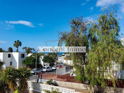 The well-kept townhouse is located in the heart of Playa de Las Americas, just 500 m from the sea, but very quiet and idyllic right next to a small park in a green oasis. The house was designed and built by a German architect and has a lot of potenti...
