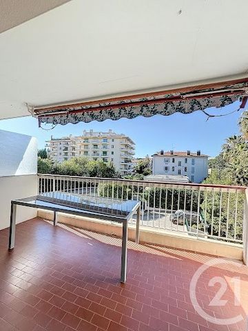 CANNES BASSE CALIFORNIE - In the heart of the sought-after Basse Californie district, in a luxury residence close to shops, large 60m² 2-room apartment. This walk-through apartment comprises an entrance hall, a living room opening onto a south-facing...