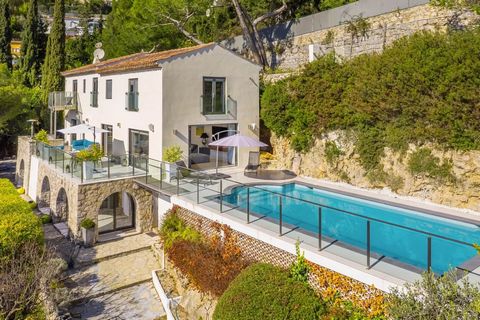 Located within a secure private domain, this property of around 255m² enjoys a superb panoramic view of the bay of Villefranche and Cap Ferrat and sunshine from morning to evening. The house is composed, on the ground floor, of an entrance hall, a fu...