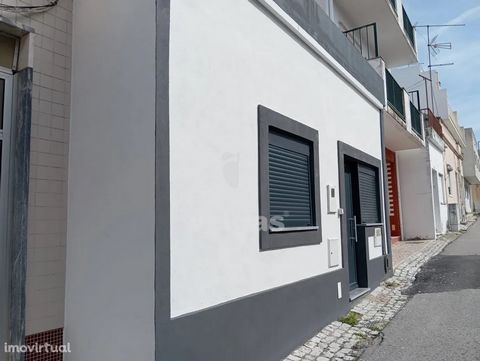 Refurbished 2 bedroom villa, with very good materials and finishes, both interior and exterior! With terrace and barbecue in the city center, close to Bairro Azul. This villa has excellent sun exposure and the comfort of a villa in the city center, w...