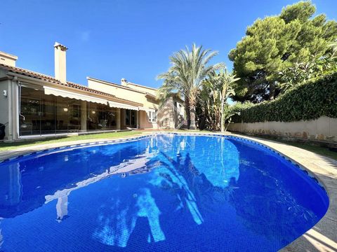 Lucas Fox presents this spacious house with unbeatable qualities, with lots of natural light in a quiet location near Muchavista beach, in Alicante. This beautiful villa is located in a quiet neighbourhood , with abundant green areas. 8 minutes away ...