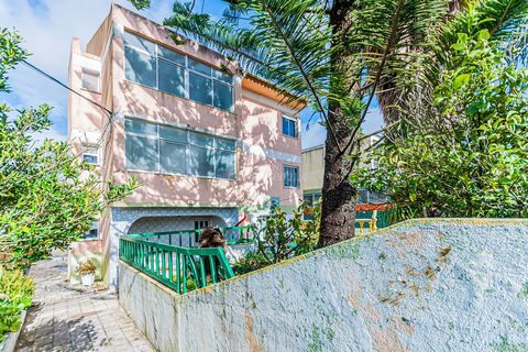 Building in Caneças in total ownership consisting of four apartments. Three T3 apartments distributed on the various floors CV, ground floor and 1st floor and a 2 bedroom apartment in the annex at the back. Ground floor and 1st floor are vacant and t...