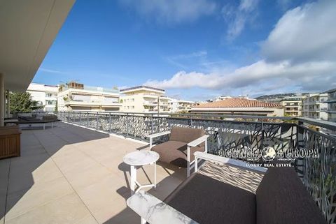SOLE AGENT. Walking distance from the Croisette beaches and shops, in a new residence with contemporary architecture and offering high standard services, superb penthouse of 92.80 sqm occupying the entire top floor. Beautiful and deep terrace of 95sq...