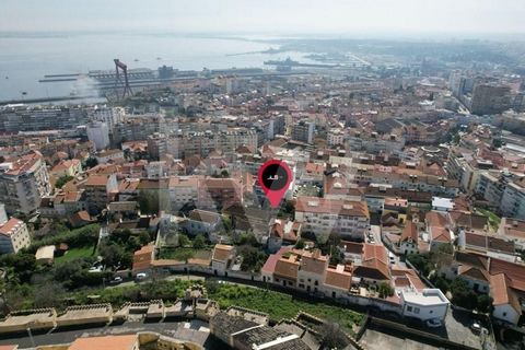 Appartement 1 chambre inséré dans un bloc d’appartements neufs, avec des finitions supérieures à la moyenne. Idéal pour l’investissement, car il se trouve à 800 mètres du terminal fluvial de Cacilhas, ce qui facilite l’accès à la ville de Lisbonne pa...