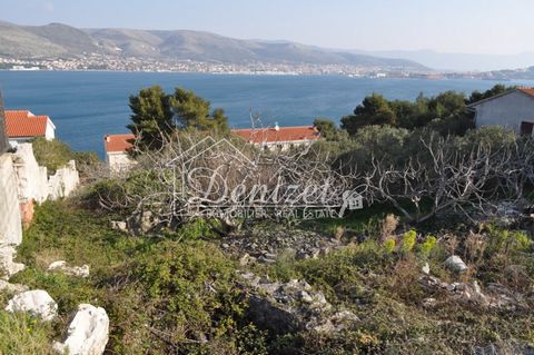 For sale building land plot, surface of 800 sq.m., 200 m from the beach, located in building zone of quiet area Okrug Donji. Water and electricity connections are near by. Asphalt access road, closest distance from the center of village and amazing s...