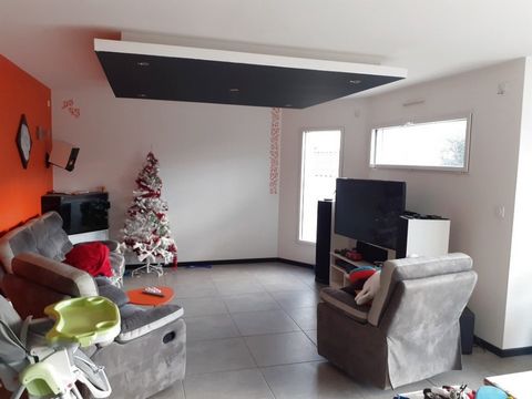 In the heart of Brem sur Mer 800 m from the beach, this single storey house, built in 2018 on a plot of 495 m2, has a living room / living room of 58 m2 with its pellet stove overlooking a terrace, an open kitchen fitted and equipped, a pantry / offi...