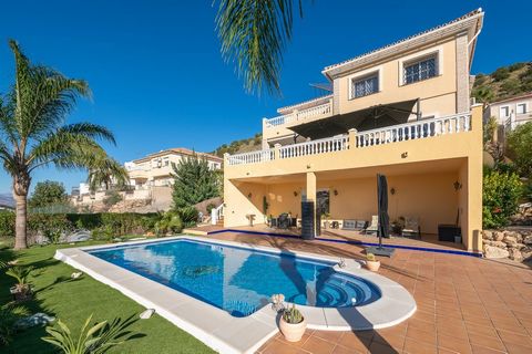 An amazing villa fully furnished with 4 rooms highly recommended, located in one of the most known and prestigious urbanizations of Coin, Sierra Gorda. From its sunny terrace and rooms it has stunning panoramic views of the countryside and mountains....