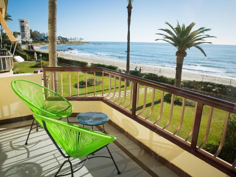 Apartamento de un dormitorio con terraza en primera línea de playa, con capacidad para 4 personas y vistas al mar. Este fantástico apartamento vacacional “Riviera” está maravillosamente situado para disfrutar del sol y el mar. En primera línea de pla...