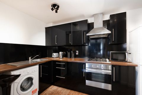 This is a cool modern 2-bed apartment on the 7th floor, offering great city views. It is a lovely urban retreat up above the hustle and bustle of central Bethnal Green. It's also conveniently located close to the tube station. It has two Double Bedro...