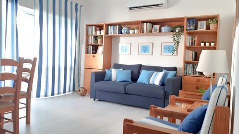 1 bedroom apartment, very cozy, with a double bed and a sofa bed in the living room. Balcony with a side view of the sea, in front of Praia da Rocha, where you can work on sunny days. It is fully equipped, with air conditioning, kitchen accessories, ...