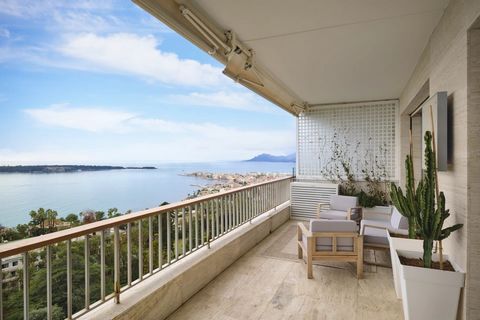 On the top floor of a prestigious residence, this superb 3-room apartment offers a breathtaking view of the sea and the Iles de Lerins.Renovated and furnished in a modern, refined style, this apartment features a bright, spacious south-facing living ...