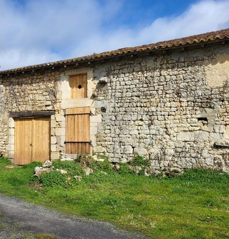Well with work Located in a locality in the town of Saint-Savinien, 'Petite cité de caractère' between Saintes and Rochefort. A part of the renovation work has already begun in the main part of the house as well as in the adjoining part. Before the s...
