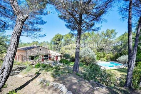 Don't miss this opportunity! Charming family residence of 147 m², comprising a main house of 118 m² and an adjoining 29 m² annex, located on a vast plot of over 7900 m², nestled in the heart of a preserved pine forest, with no overlooking neighbors, ...