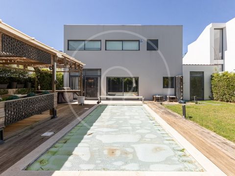 Modernes Architekturhaus mit 277 m² Bruttofläche und verteilt auf 3 Etagen auf einem Grundstück von 369 m². Diese wunderschöne Villa mit 4 Schlafzimmern und Garage befindet sich in der prestigeträchtigen Nachbarschaft von Aldeia de Juzo. Im Erdgescho...