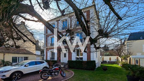 KW Partners, François Joly and Sylvie Thierry offer you this very pretty mansion from 1893 built by the architect Vernholes. Ideally located near the lake and the thermal baths of Enghien les bains, you will be seduced by the volumes offered by this ...
