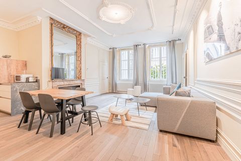 You will be staying in the heart of the historic city centre, two minutes' walk from the Place de la République and five minutes' walk from the Place Saint-Louis. You will benefit from the proximity to Metz city centre while staying in a quiet and pe...