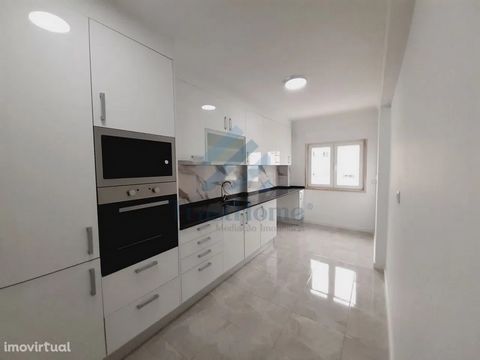 Excellent apartment fully refurbished, with suite, good areas, bright, located on the 1st floor of a building with elevators, it has very well distributed areas, the social environment being strategically separated from the bedrooms, to give you grea...