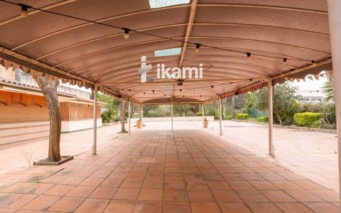 Plot-premises An open-air restaurant, with building permit from the town hall if desired, which makes it ideal for many future projects or business possibilities. It is currently used for the celebration of outdoor banquets from May to October, where...