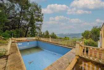 Detached villa to renovate in Alcalali has an area of 127m2 distributed over two floors where there is a living-dining room with an open kitchen, 3 bedrooms and 3 bathrooms. It has a plot of 800m2 with a swimming pool. Vrijstaande te renoveren villa ...