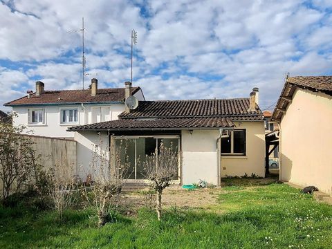 In Bergerac in the heart of the Picquecailloux district this house enjoys an ideal location in an urban environment with all amenities at hand, such as schools, restaurants, supermarkets and hospitals. In addition, the sunny city offers a pleasant li...