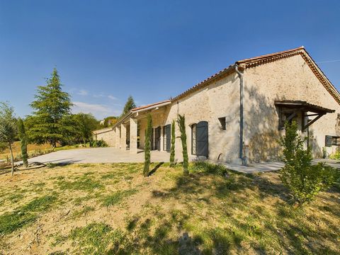 Nestled in an ideal location with breathtaking views of the Lot-et-Garonne countryside, this architect-restored house boasts a perfect blend of light and spaciousness. Spanning approximately 207 m², the property features an entrance hall, a bright op...