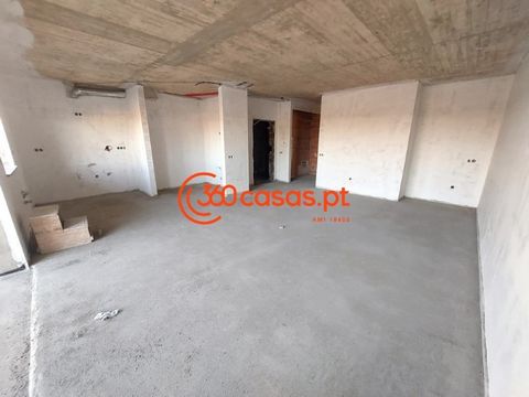 New 3 bedroom apartment with garage and storage room in Gambelas, Faro Fantastic 3 bedroom apartment with parking space and storage space, as well as very generous areas in all rooms. It benefits from a privileged location, in a recent urbanization, ...