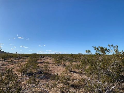 This stunning piece of land in the Joshua Tree area is a unique opportunity to own a piece of the beautiful Mojave Desert. With breathtaking panoramic views of the surrounding landscape, this property is the perfect spot to build your dream home or v...
