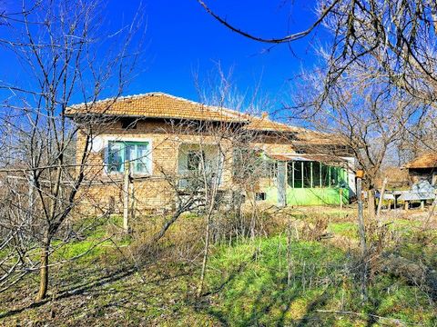 Massief bakstenen huis met drie kamers, zomerkeuken, bijgebouwen, garage en tuin 1300 m² in het dorp Alexandrovo op 55 km van Veliko Tarnovo. Op het erf staan fruitbomen en een wijngaard. Er is een waterput, elektriciteit en water. Het dorp heeft een...