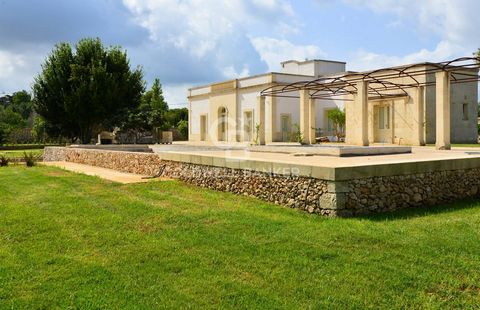 PUGLIA - SALENTO - JERSEYS In Maglie, in the context of a new settlement but not far from the city centre, we are pleased to offer for sale an exclusive villa of approximately 250 m2 immersed in a garden of approximately 4,200 m2 with beautiful swimm...