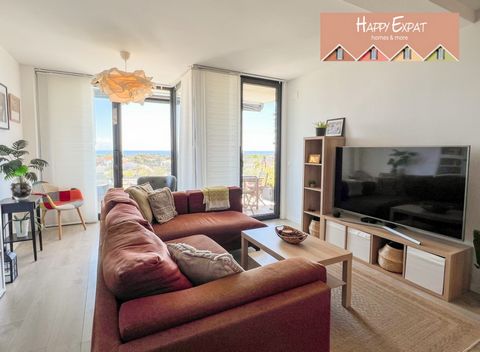 Discover this spacious apartment with incredible sea views, terrace, community pool, and parking space included. From the hall you will immediately see a bright living room with access to the terrace, which thanks to its south orientation receives su...