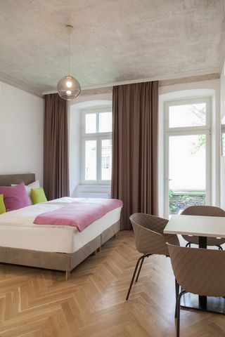 Move in and relax! Spend your time in Vienna in this high-quality renovated, exceptional old building apartment with traditional Viennese charm. The apartment on the ground floor has a room facing the courtyard with a comfortable hotel-quality box-sp...