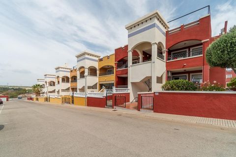 Discover the Charm and Comfort of Renting at Dream Hills Residencial (Orihuela Costa). . We present an exclusive top-floor bungalow with solarium located in Dream Hills Residencial, in Orihuela Costa. This property offers 73 m² of built-up area, opti...