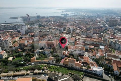 Apartamento T1 inserido em bloco de apartamentos novos, com acabamentos acima da média. Ideal para investimento, pois fica a 800 metros do Terminal Fluvial de Cacilhas, o que facilita o acesso á cidade de Lisboa por via marítima. Este apartamento é c...
