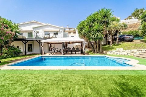 Fantastic villa in Torreblanca on a large green plot, private pool, several parking spaces and separate guest apartment. Welcome to this completely newly renovated home located in a quiet area but still close to the city and the beach. A total of 4 b...