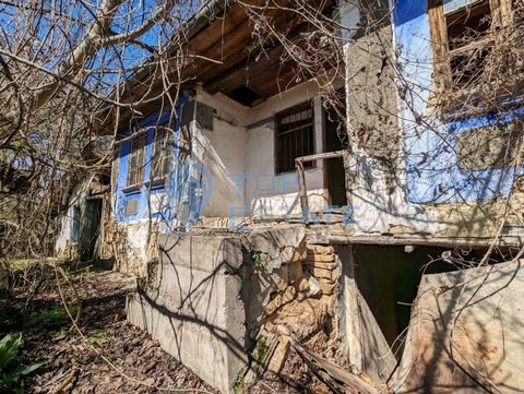 Top Estate Real Estate le ofrece un terreno con una casa antigua con un pozo en el pueblo de Sushitsa, municipio de Strazhitsa, distrito de Veliko Tarnovo. La propiedad ofrecida se encuentra cerca del centro del pueblo en una calle de grava. La casa ...