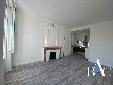In the city center of Limoux, beautiful renovated T3 apartment of approximately 80 m2 on the first floor of a condominium building. This apartment is composed of an entrance, a kitchen open to the living room, two bedrooms, a bathroom, a laundry room...