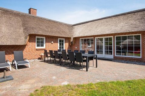 Geräumiges, reetgedecktes Ferienhaus mit hauseigenem Swimmingpool und Whirlpool für den Badespaß. Liegt in familienfreundlicher Umgebung bei Kongsmark auf der Ferieninsel Rømø. Das Ferienhaus präsentiert sich ansprechend gepflegt. Zur Verfügung steht...