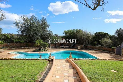 Welcome to the stunning villa located in the picturesque town of Algoz. This magnificent two-storey property, with a total area of 551m² and a plot of land with over 8000m2, comprises 5 bedrooms and 4 bathrooms, ideal for families looking for space, ...