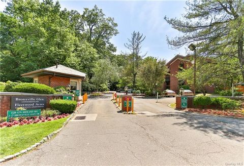Commuters Delight! Very desirable and nicely renovated true two bedroom, two bath with Dining alcove and oversized Balcony in Bronxville Glen South- a 24-7 gated community in a peaceful, park like setting. Enjoy coffee/cocktails and amazing view from...